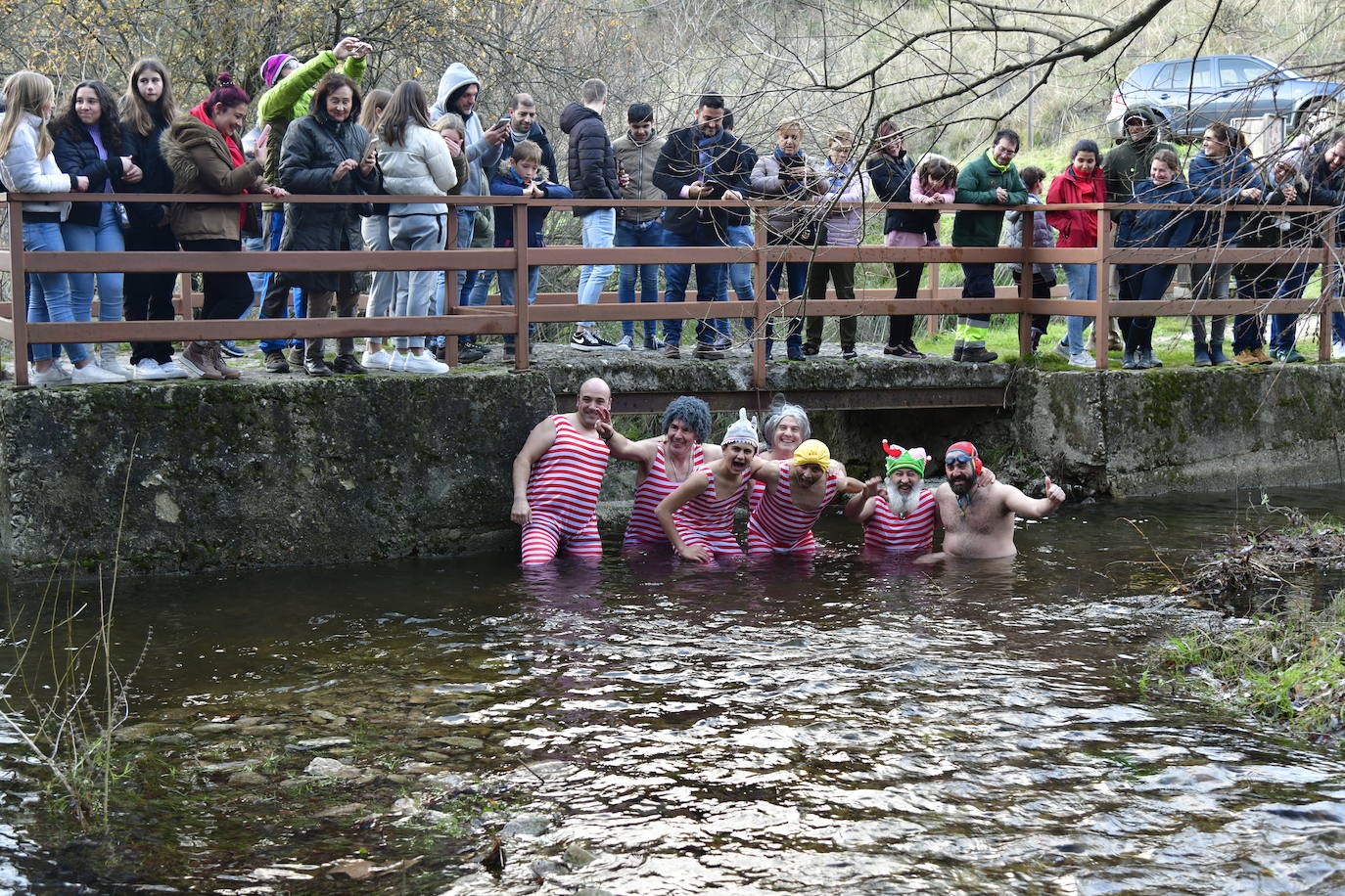 Los siete bañistas saludan ante la expectación de decenas de asistentes.