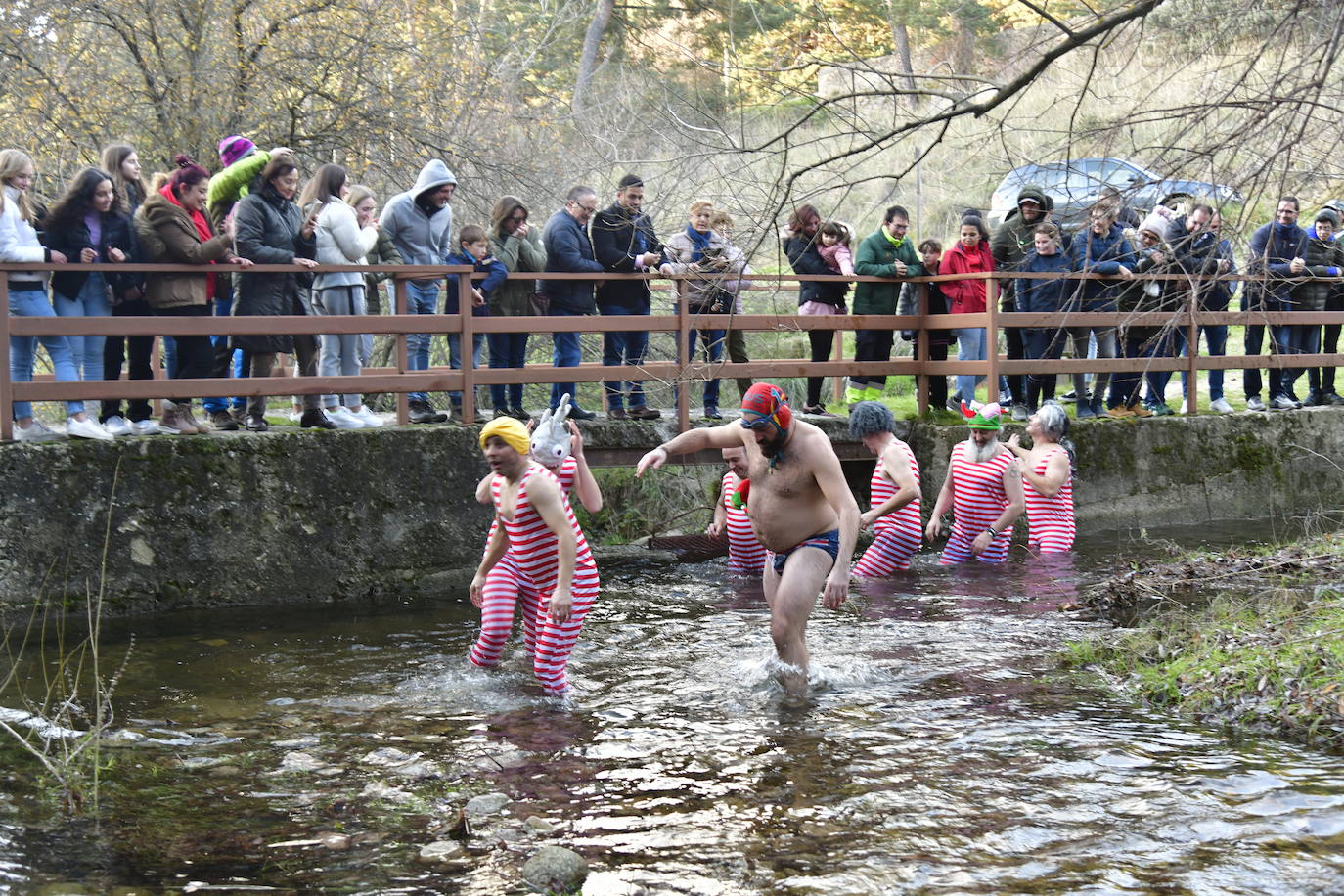 Los siete bañistas saludan ante la expectación de decenas de asistentes.