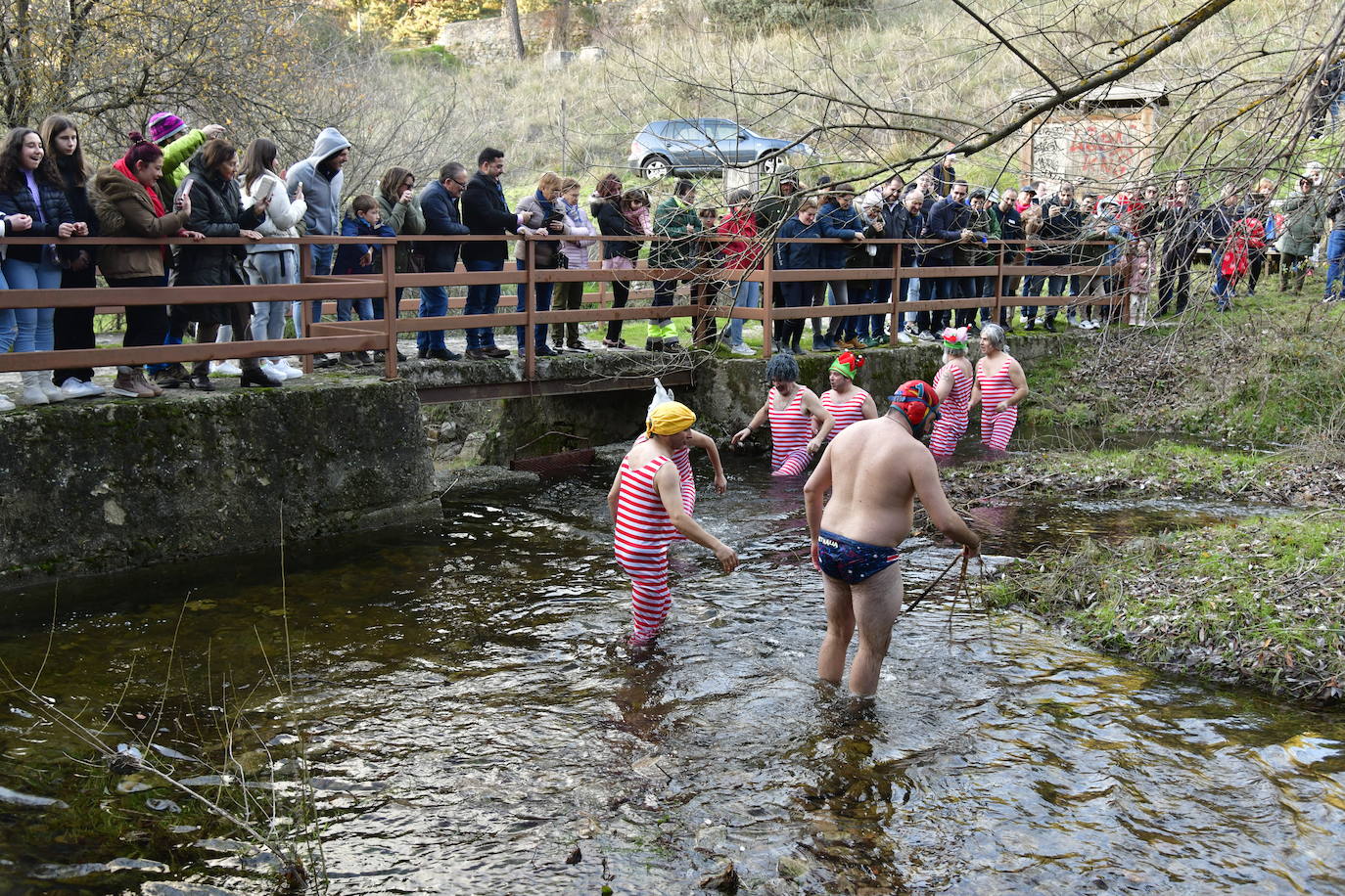 Los siete bañistas saludan ante la expectación de decenas de asistentes.