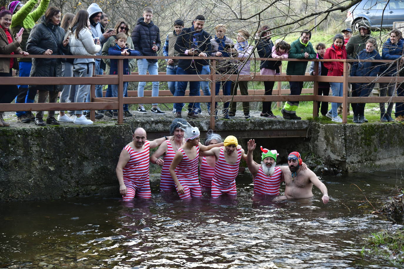 Los siete bañistas saludan ante la expectación de decenas de asistentes.