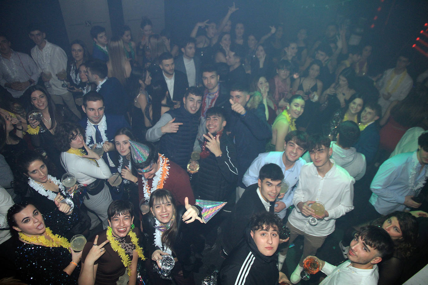 Un local lleno de gente celebrando la Nochevieja en Segovia. 