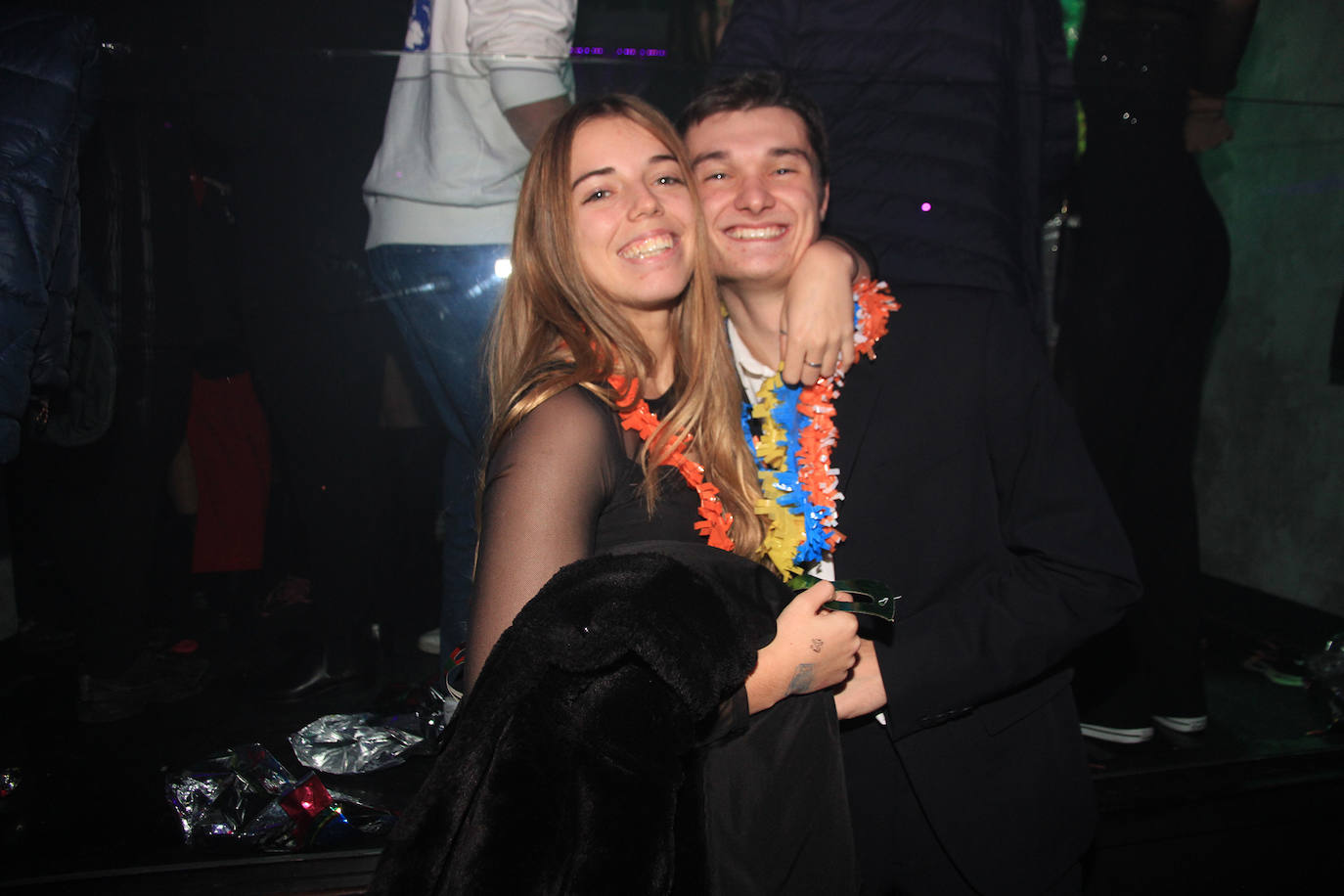 Un local lleno de gente celebrando la Nochevieja en Segovia. 