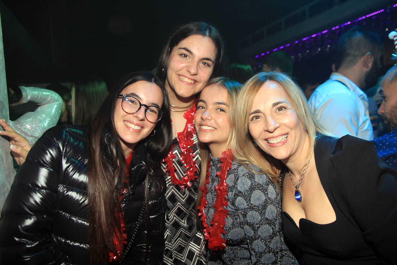 Un local lleno de gente celebrando la Nochevieja en Segovia. 