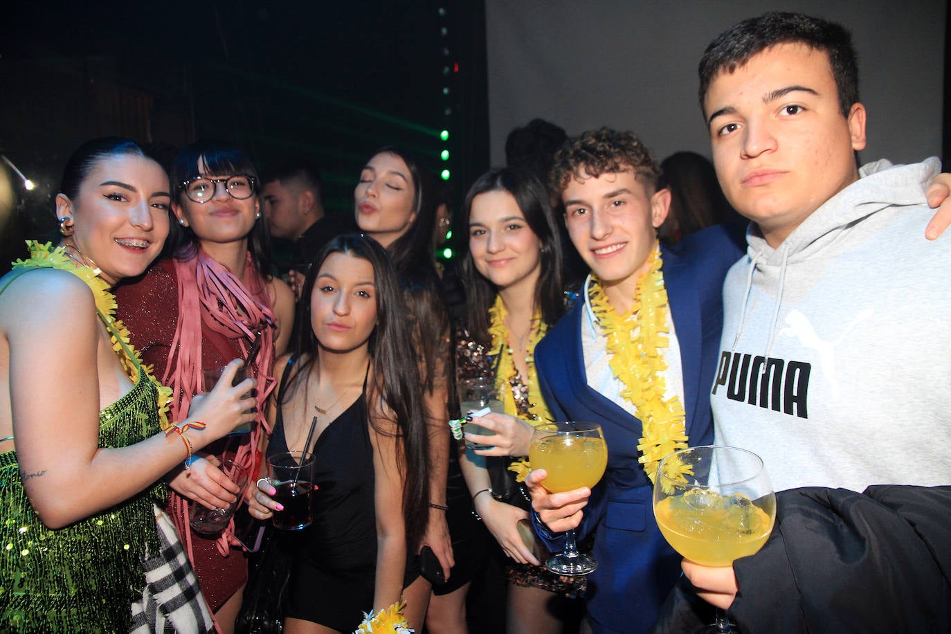 Un local lleno de gente celebrando la Nochevieja en Segovia. 