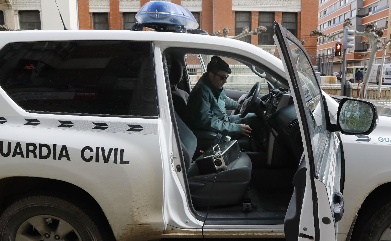 Un guardia civil en un vehículo.