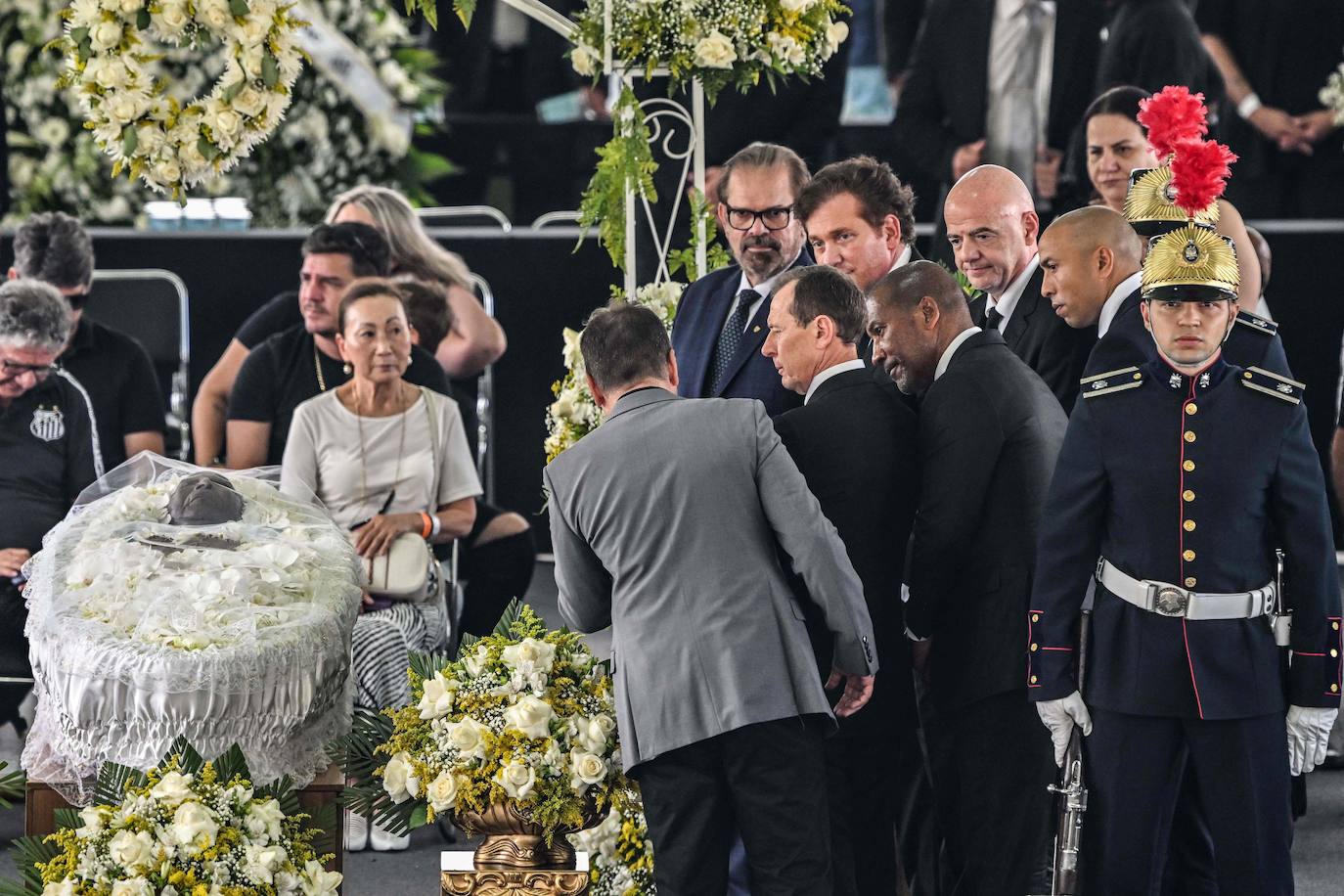 Emilio Butragueño, director de Relaciones Institucionales del Real Madrid, y Gianni Infantino, presidente de la FIFA, entre otros, asisten al velatorio de Pelé. 