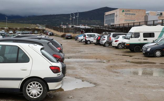 Multitud de vehículos estacionados en una tierra colindante con Segovia-Guiomar. 