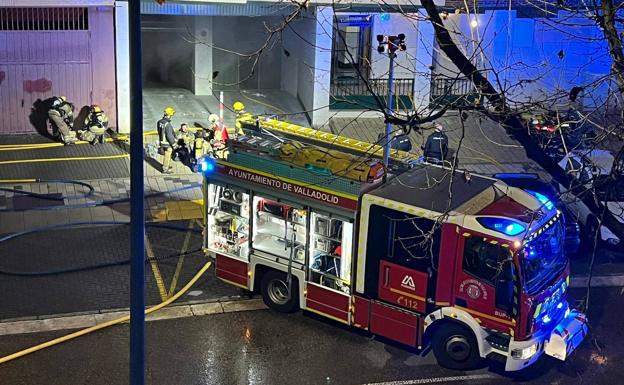 Un momento de la intervención de los bomberos en Juan García Hortelano, en el barrio de Parquesol. 