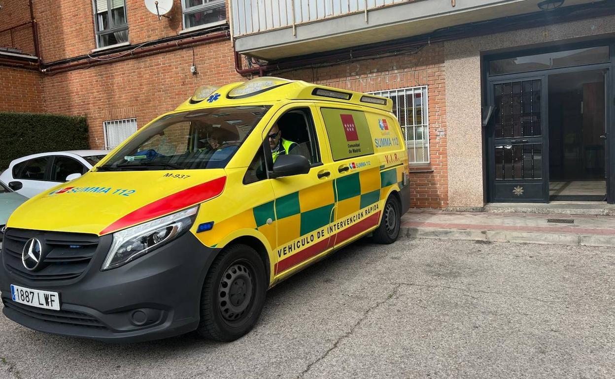 Una ambulancia del Summa 112 en la puerta del domicilio de Fuenlabrada donde ocurrió el crimen. 