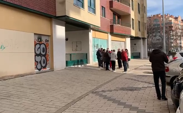 Varios vecinos afectados por el incendio junto a su bloque de pisos, en la calle Juan García Hortelano. 