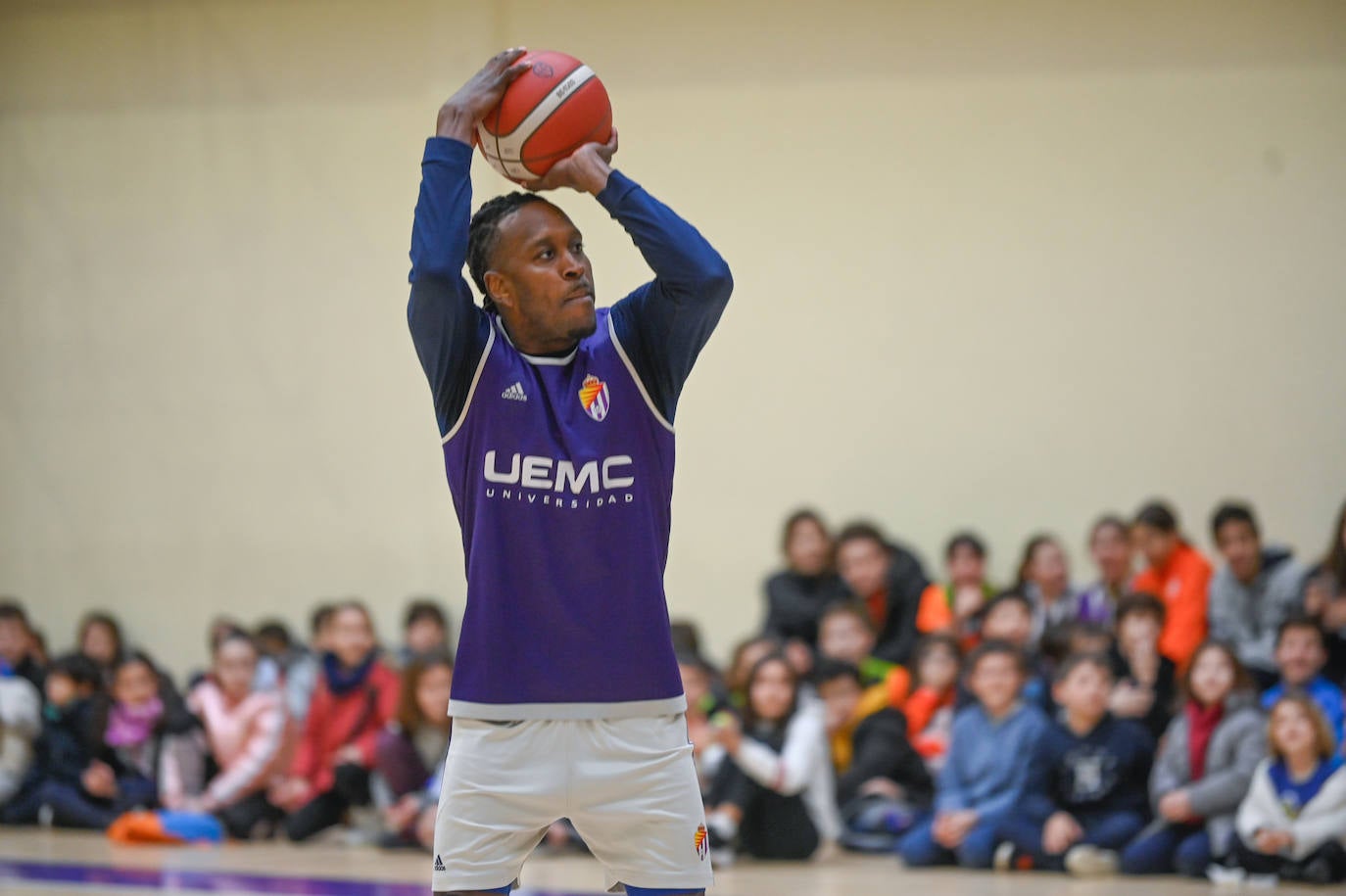 Fotos: El Real Valladolid de Baloncesto entrena con 500 niños