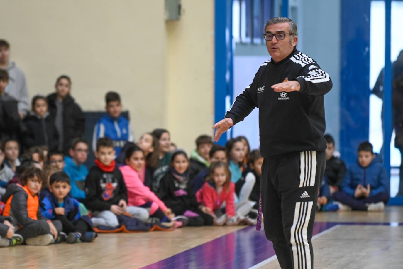 Fotos: El Real Valladolid de Baloncesto entrena con 500 niños