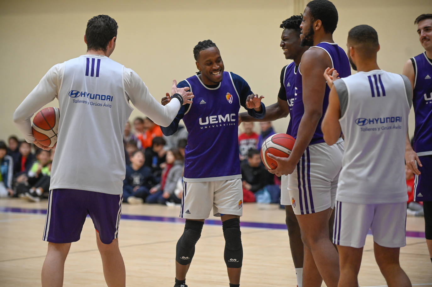 Fotos: El Real Valladolid de Baloncesto entrena con 500 niños