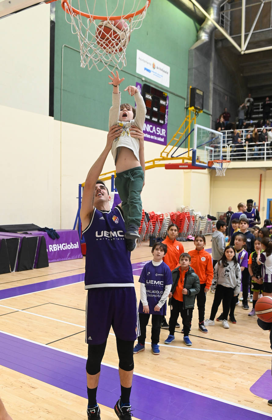 Fotos: El Real Valladolid de Baloncesto entrena con 500 niños