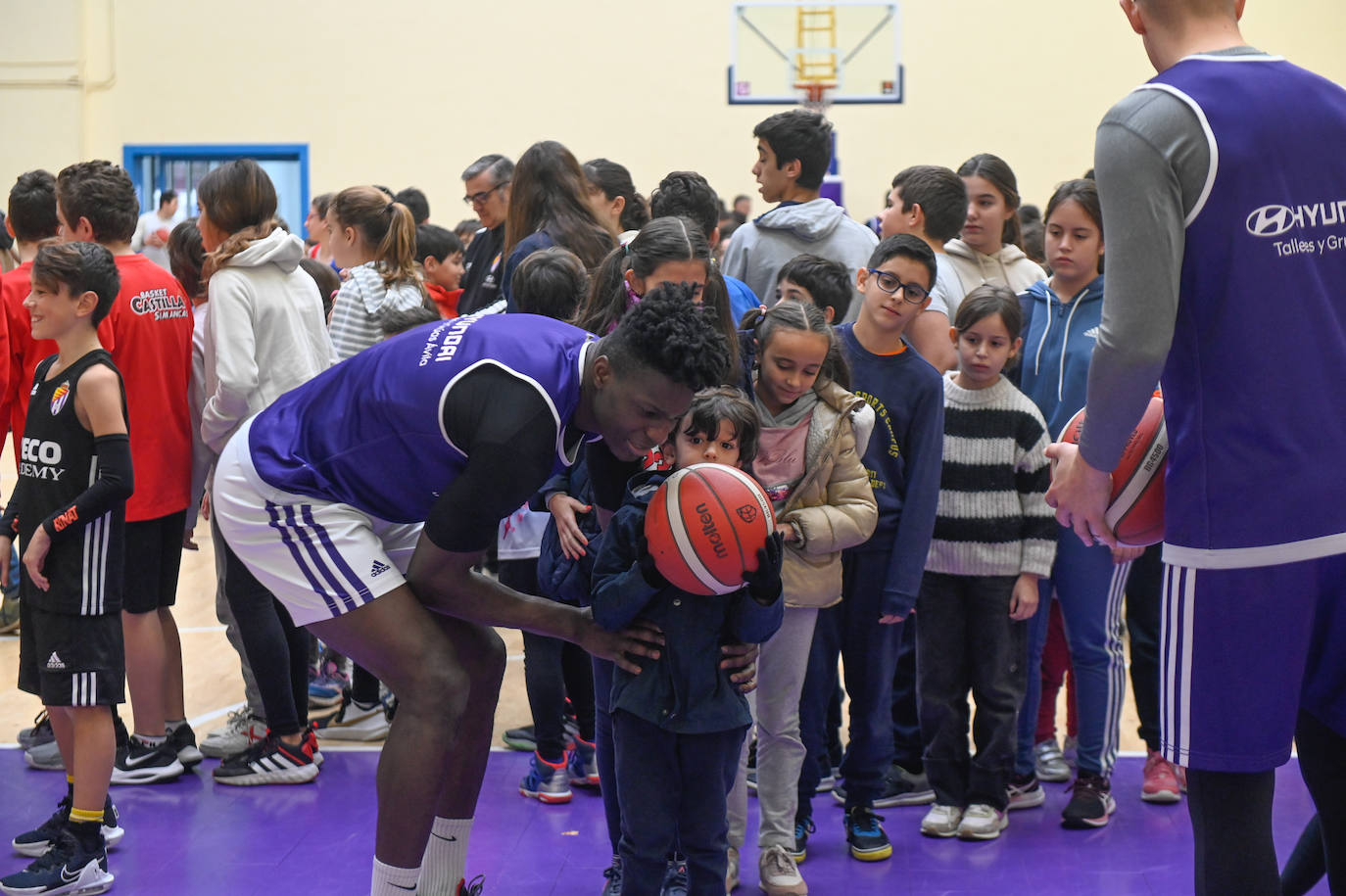 Fotos: El Real Valladolid de Baloncesto entrena con 500 niños