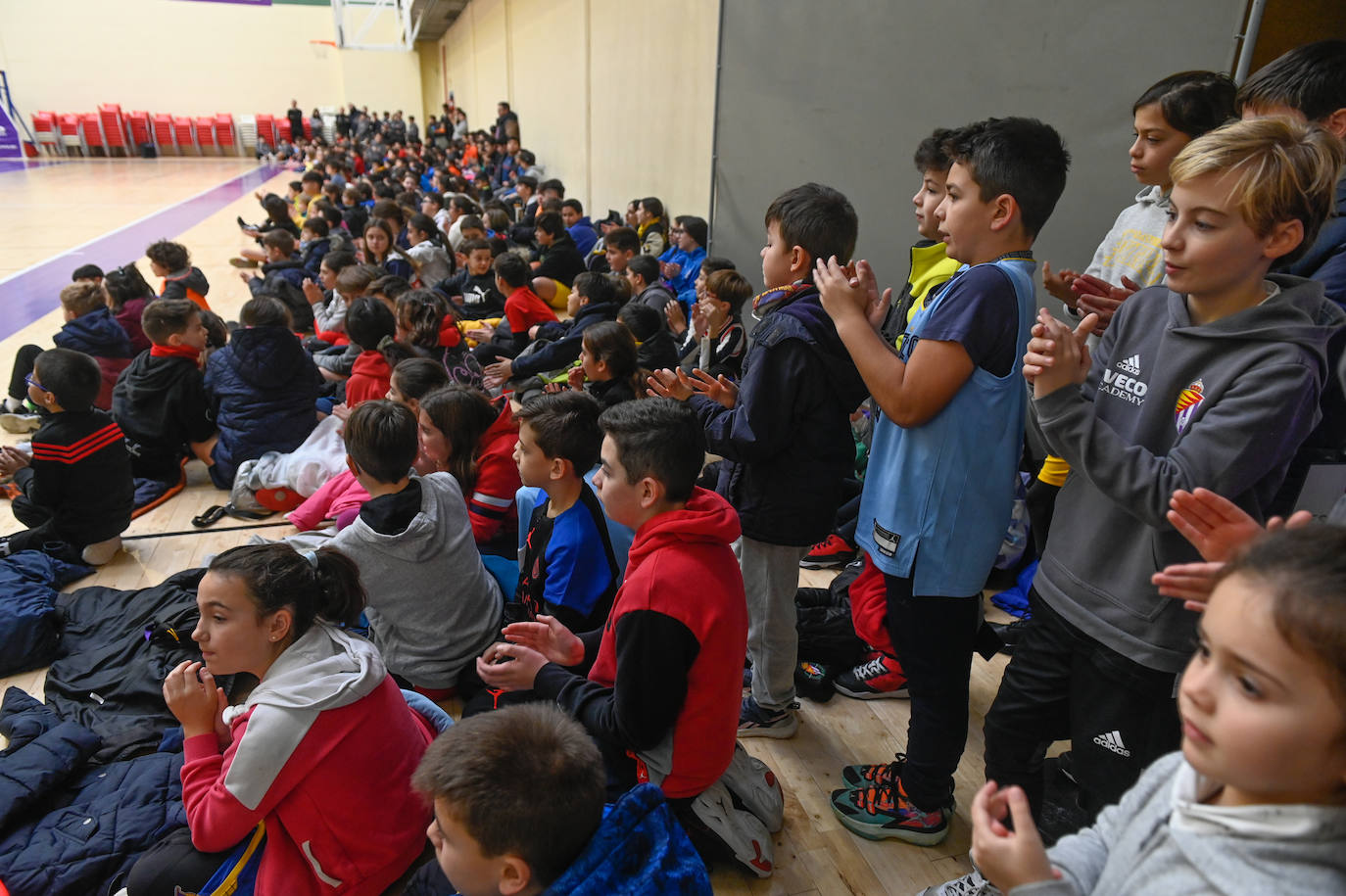 Fotos: El Real Valladolid de Baloncesto entrena con 500 niños