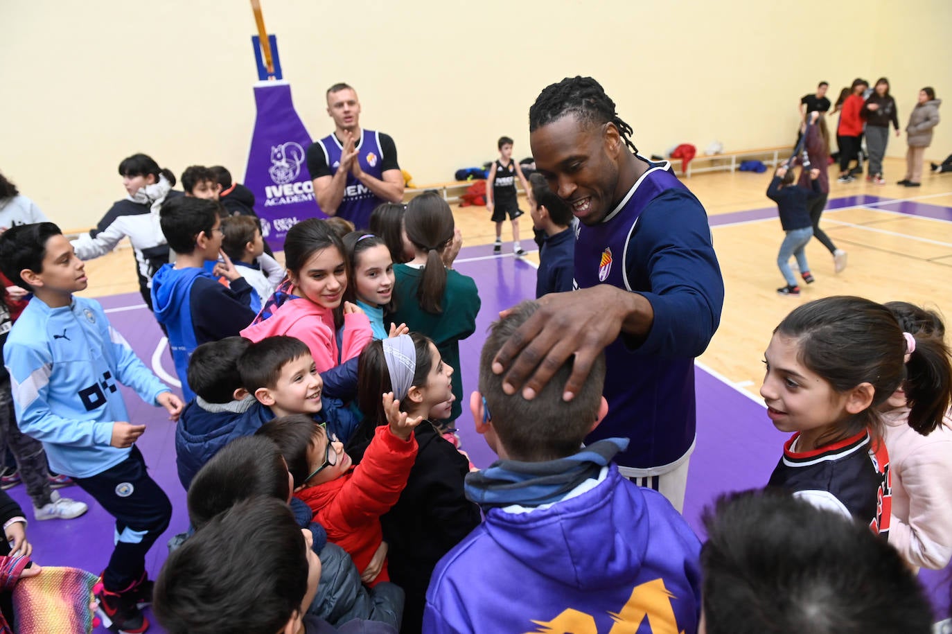 Fotos: El Real Valladolid de Baloncesto entrena con 500 niños