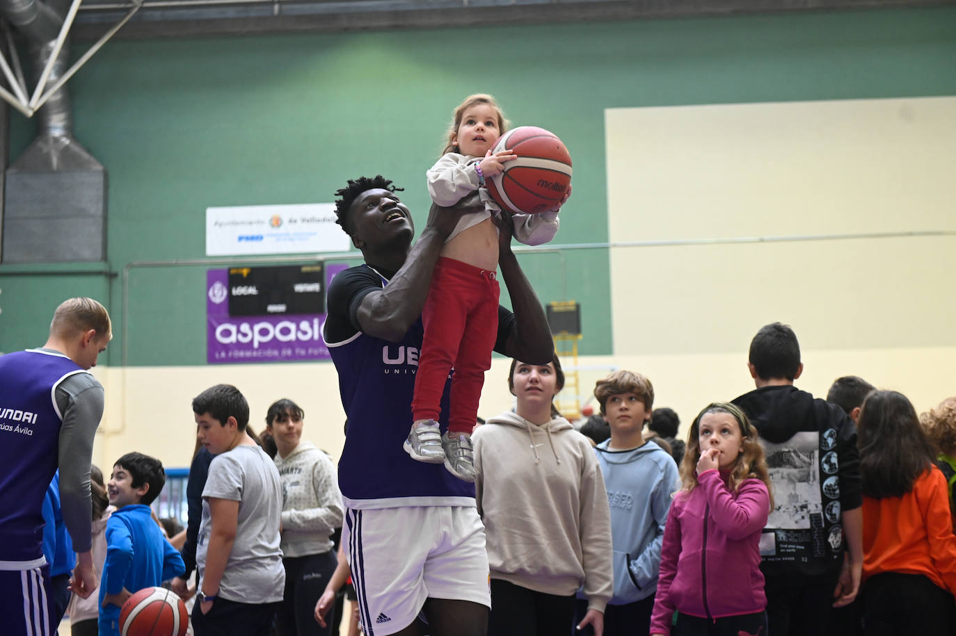 Fotos: El Real Valladolid de Baloncesto entrena con 500 niños