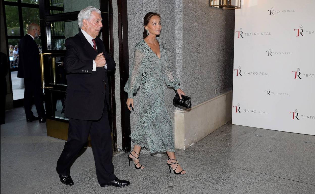 Mario Vargas Llosa e Isabel Preysler, a la salida del Teatro Real en 2019.