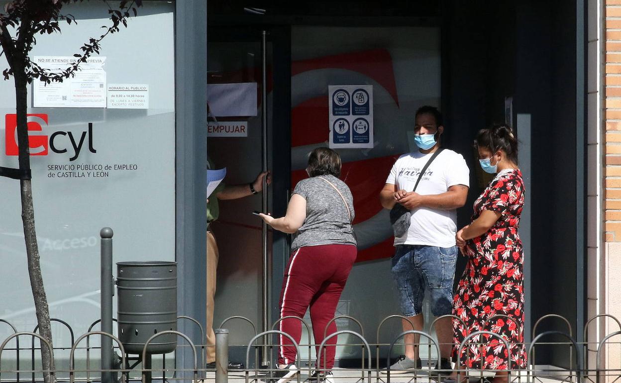 Demandantes de empleo en la puerta del Ecyl en Segovia. 