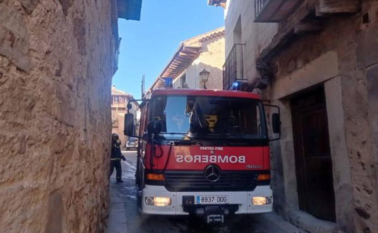 Un camión de bomberos, en el lugar del incendio ocurrido en Pedraza. 