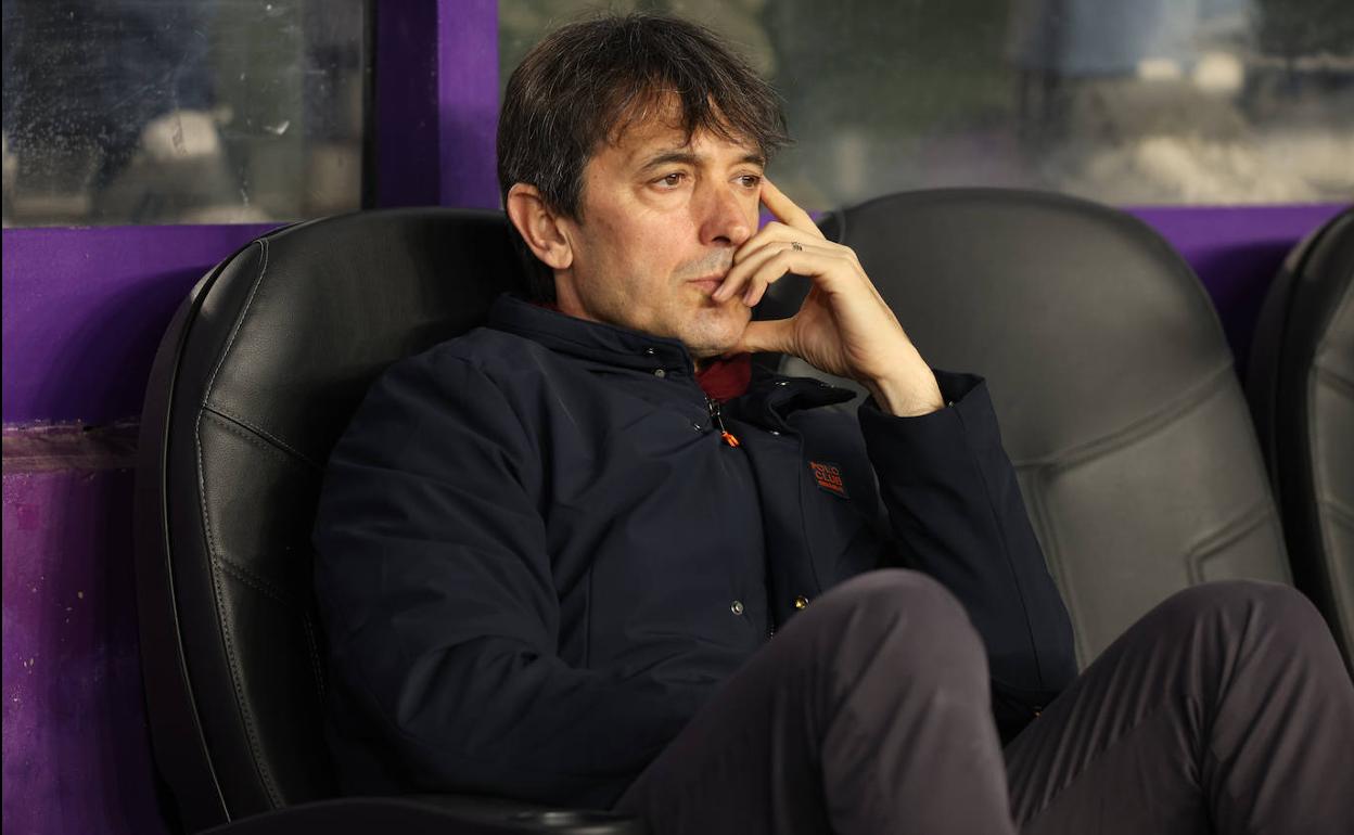 Pacheta, sentado en el banquillo, mira con atención al terreno de juego. 