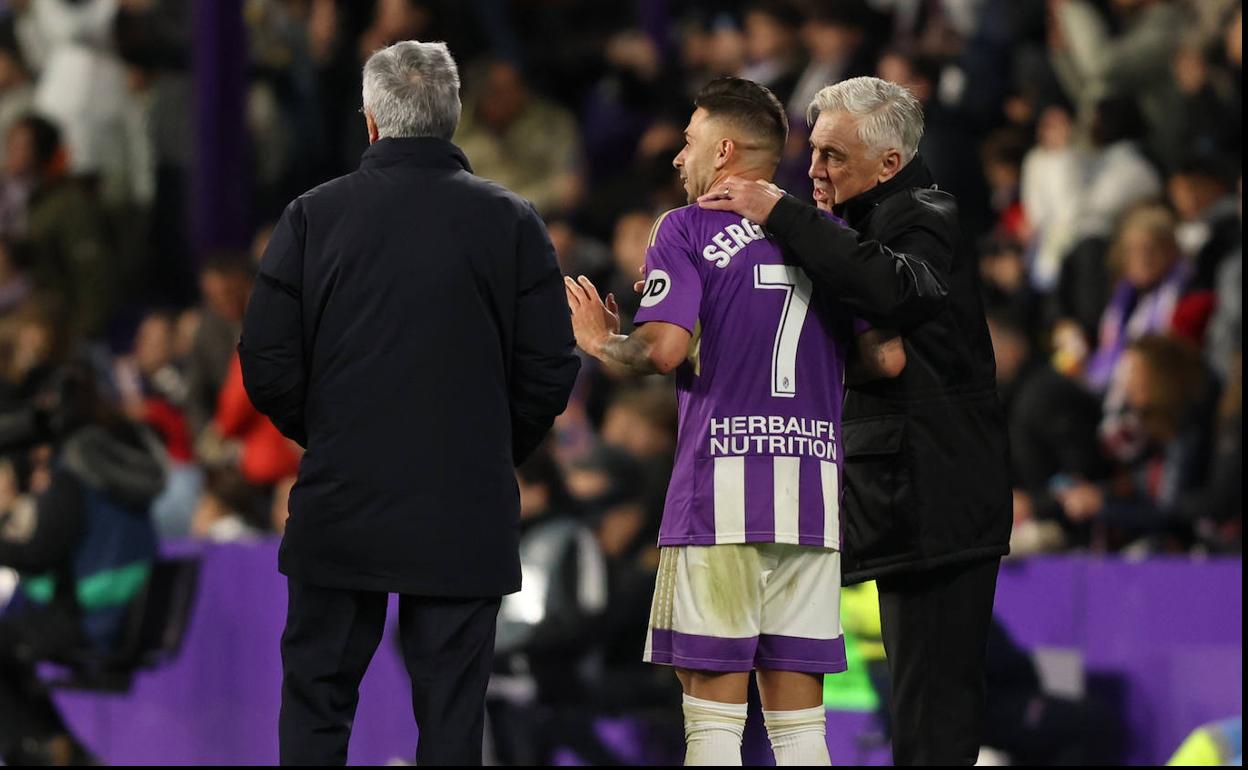 Sergio León, expulsado frente al Real Madrid, es consolado por Ancelotti. 