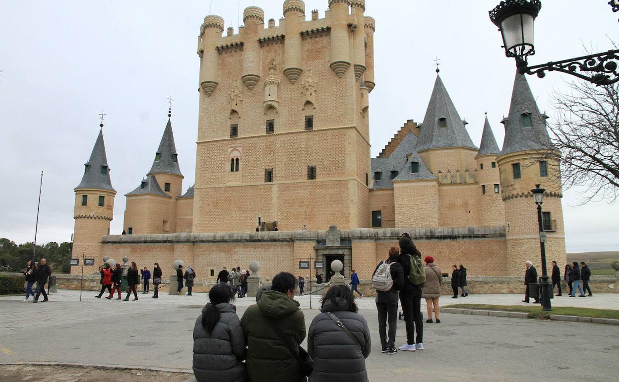 Grupos de turistas ante el Alcázar de Segovia. 