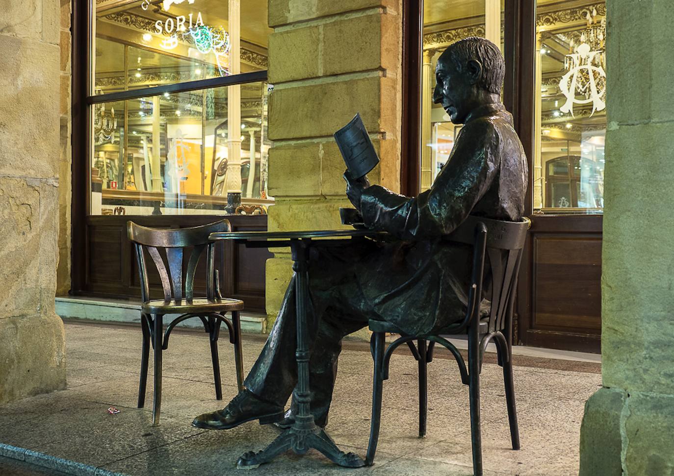 Estatua de Gerardo Diego en El Casino Amistad Numancia en Soria