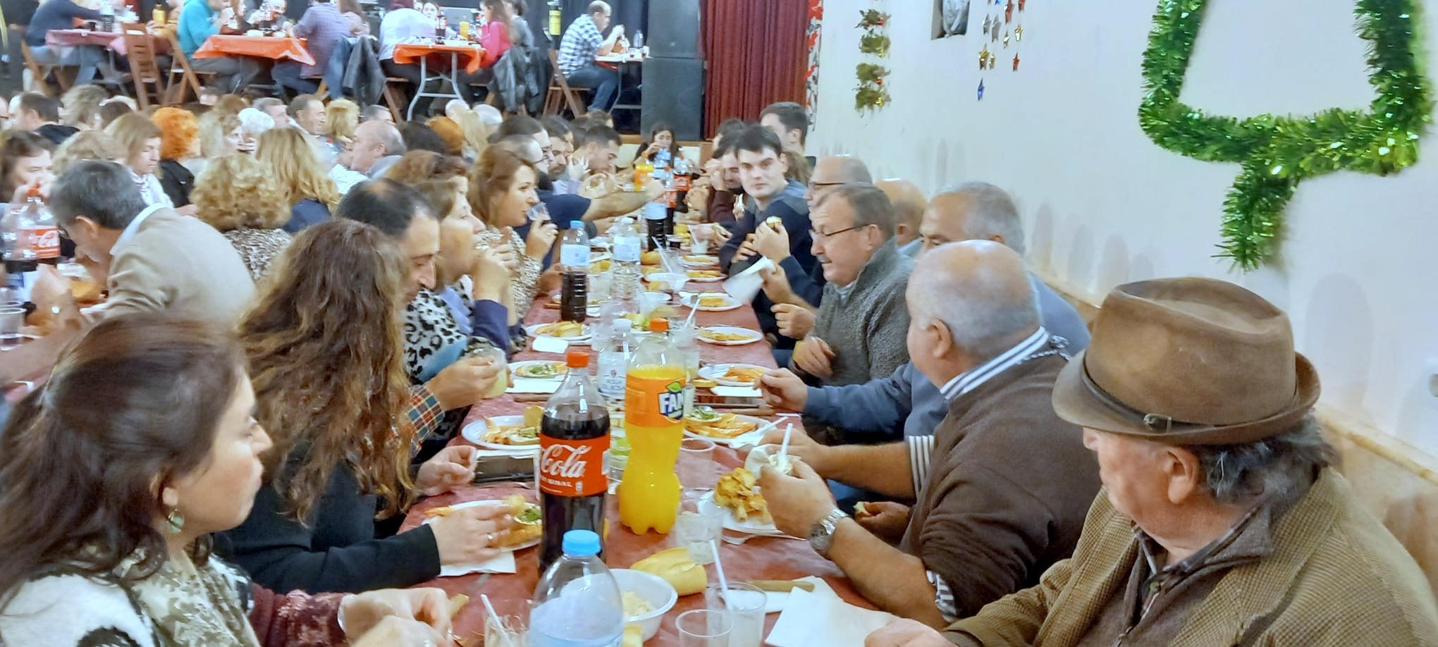 La cena de hermandad congregó a más de 150 vecinos en Castrillo de Don Juan