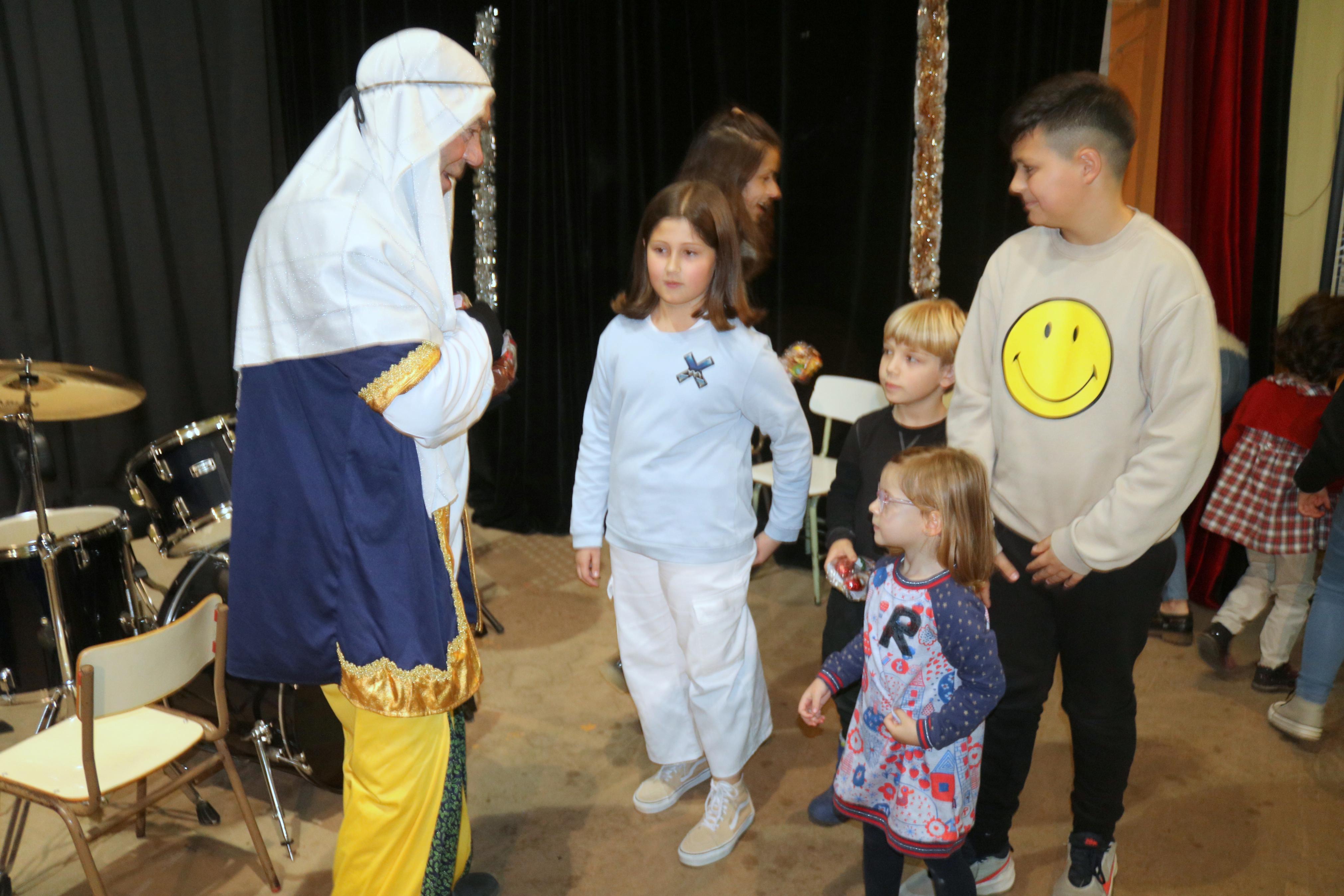 El Paje Real recogió las cartas de los niños y repartió numerosos regalos en Baltanás