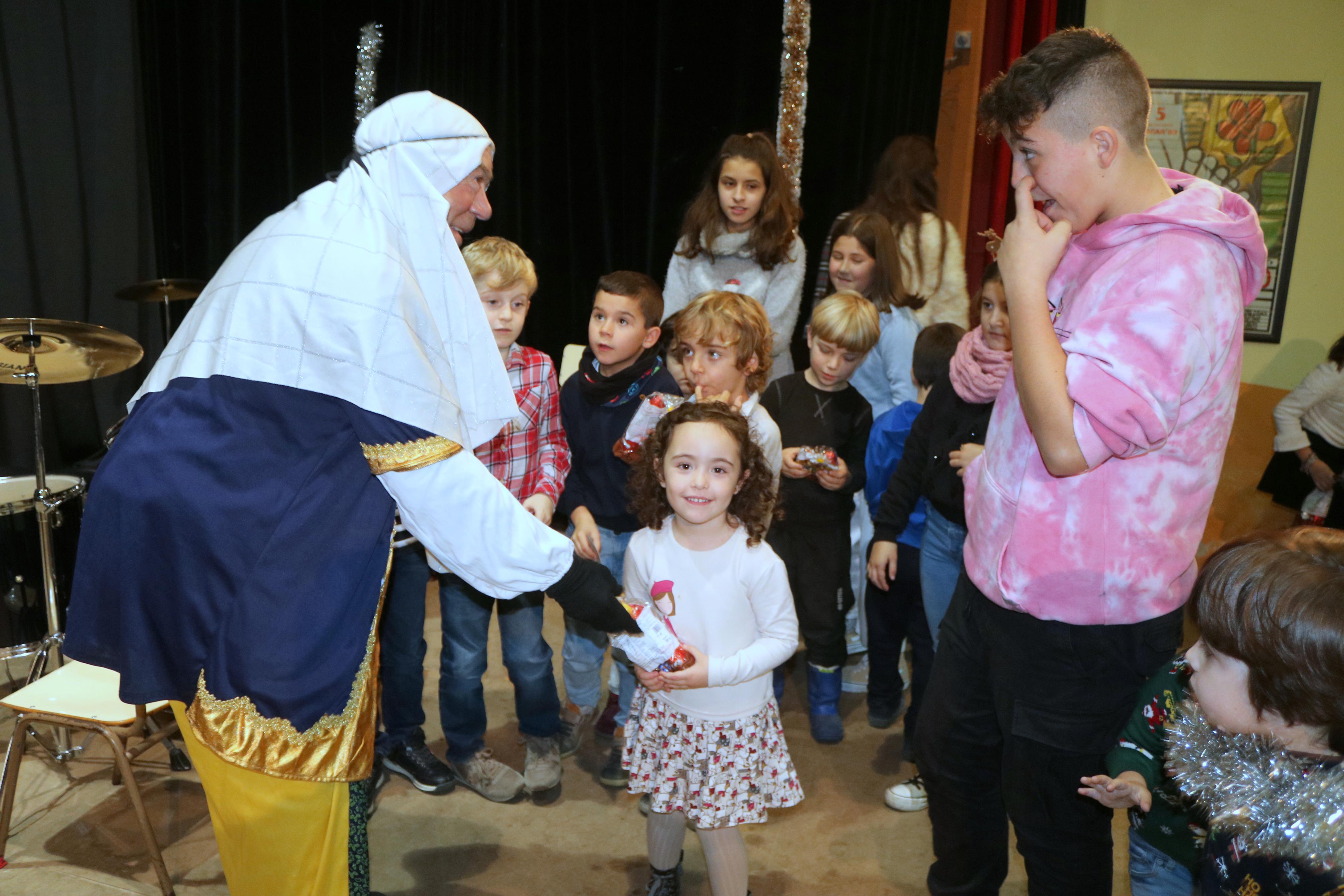 El Paje Real recogió las cartas de los niños y repartió numerosos regalos en Baltanás
