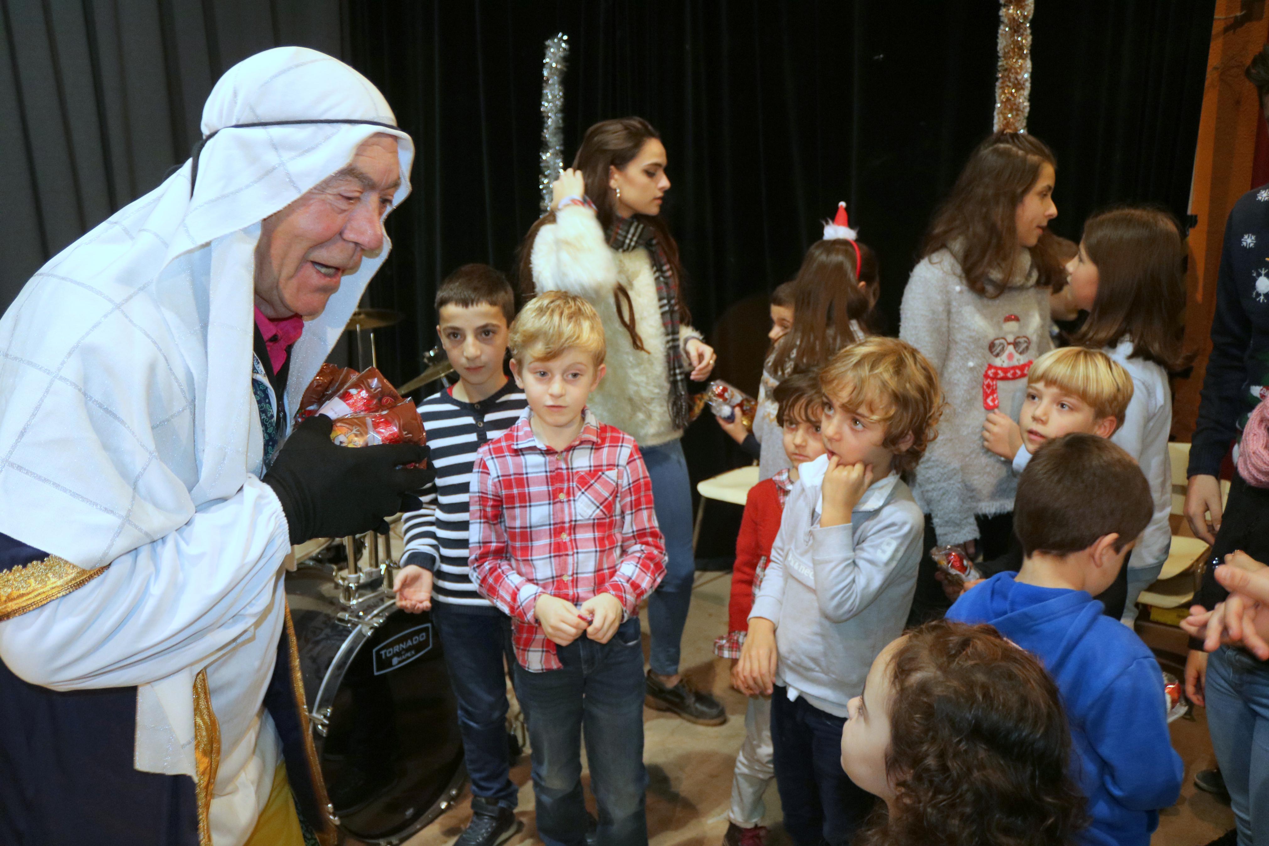 El Paje Real recogió las cartas de los niños y repartió numerosos regalos en Baltanás