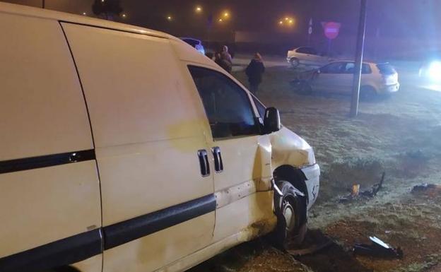 Dos heridos en un choque frontal entre un coche y una furgoneta