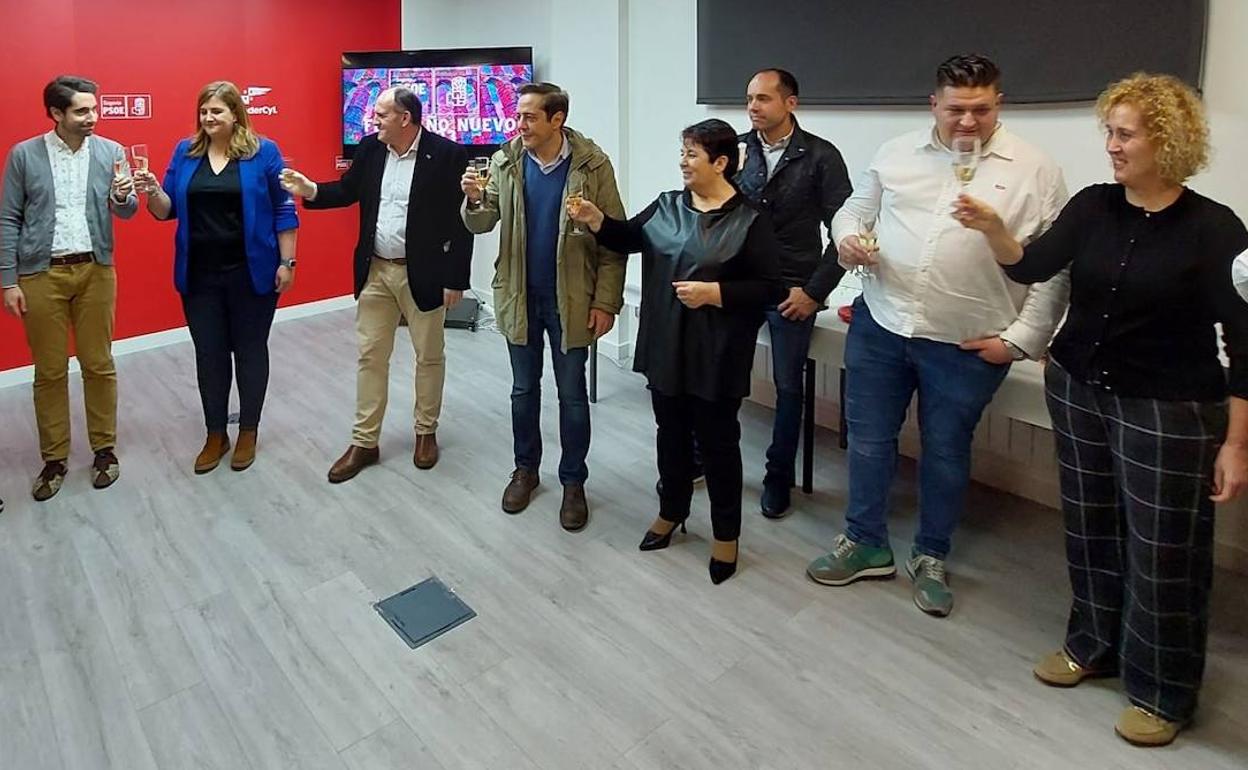 Brindis durante el vino navideño del PSOE celebrado este miércoles.