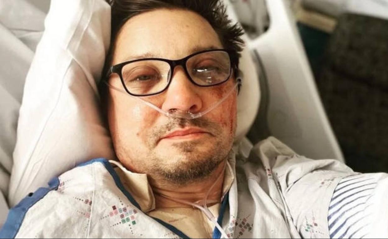 El actor Jeremy Renner continúa ingresado en el hospital. 