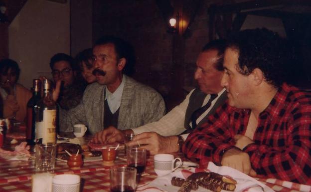 Marchenita junto a aficionados al flamenco en una reunión en una cantina vallisoletana 