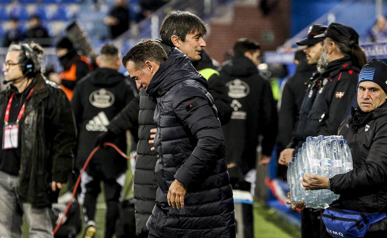 Pacheta saluda a Luis García antes de comenzar el partido. 