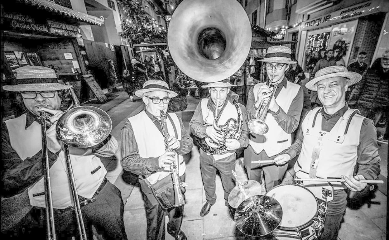 Música y piruletas en la víspera de Reyes en Palencia