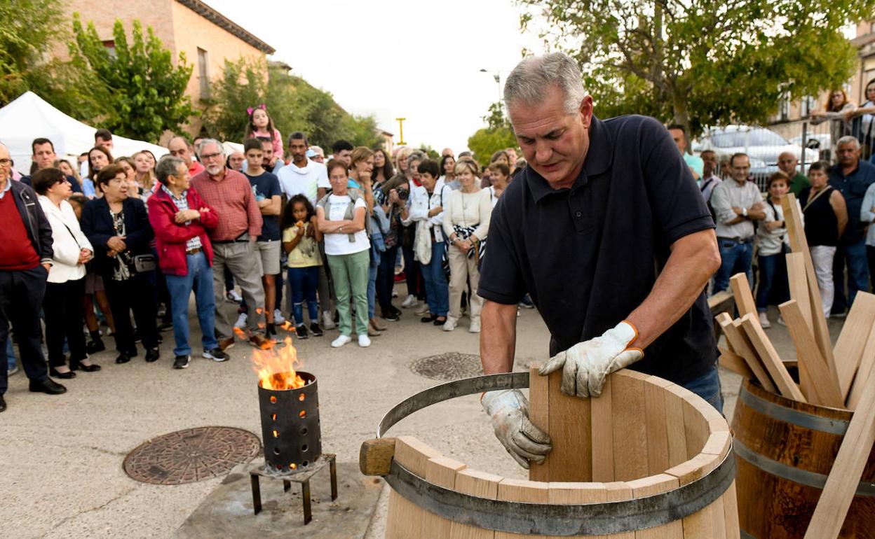 Un tonelero muestra el montaje de una barrica en la Fiesta de la Vendimia celebrada en Rueda en octubre del año pasado. 