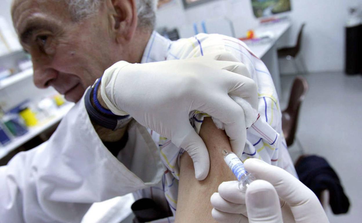 Un hombre poniéndose la cuarta dosis de la vacuna de covid.