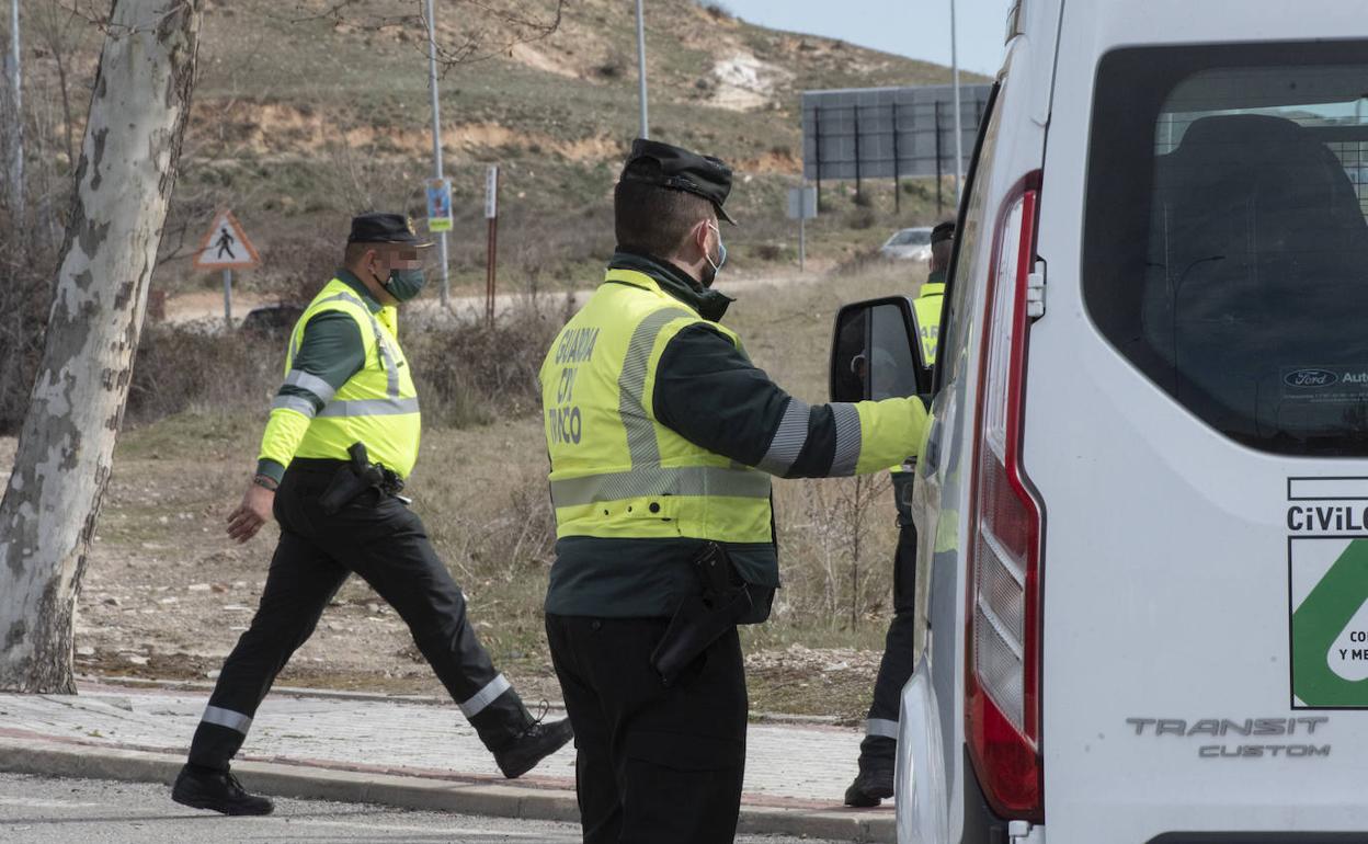 Guardias civiles en una vigilancia de tráfico.