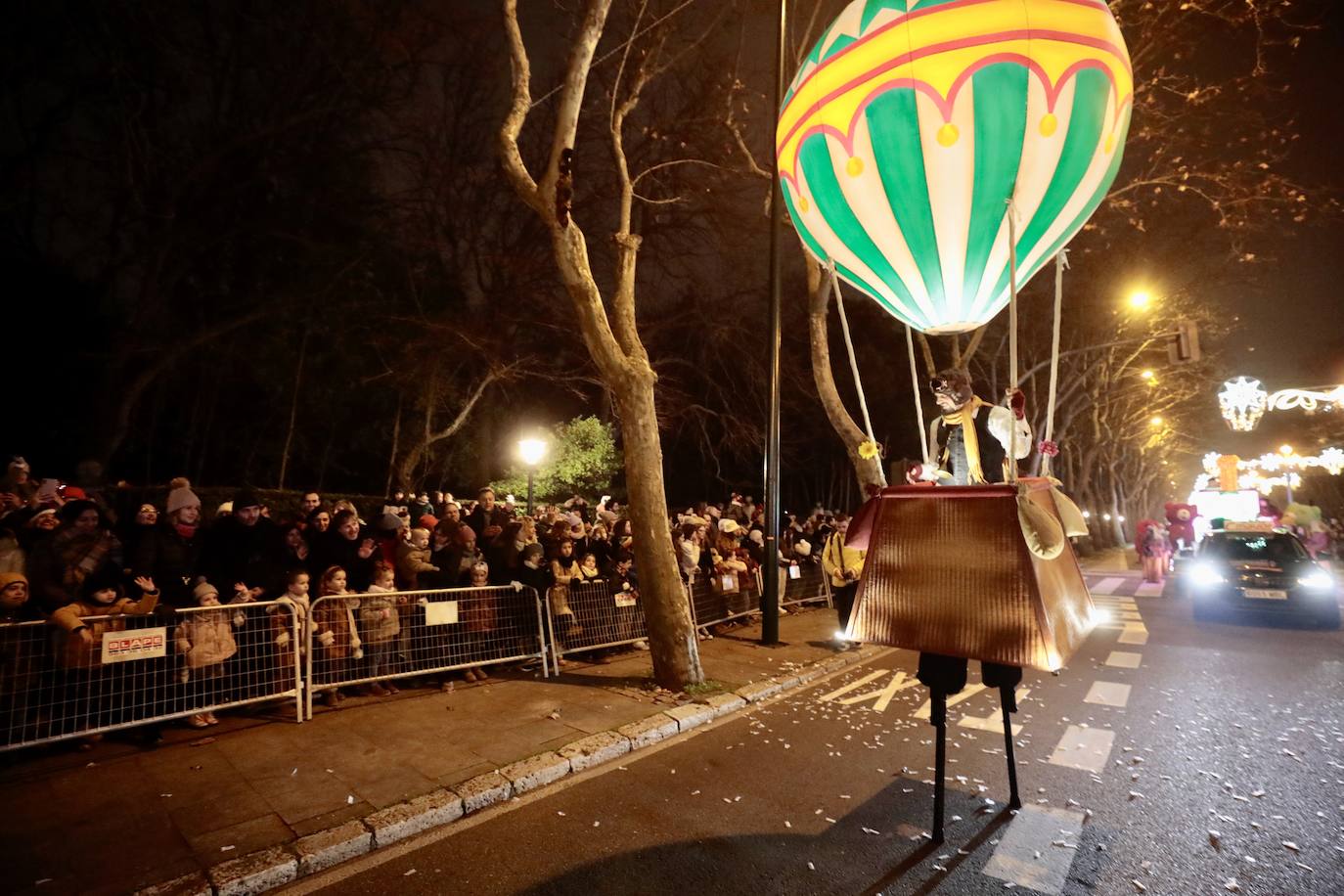 Fotos: Los Reyes Magos reparten ilusión y chucherías en Valladolid