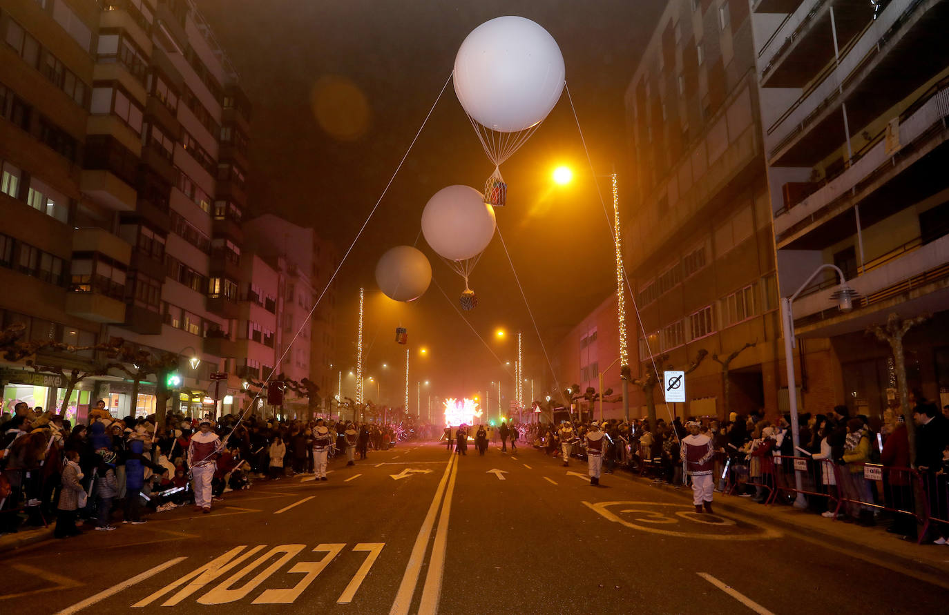 El desfile más multitudinario de la historia de la ciudad encandila a grandes y pequeños