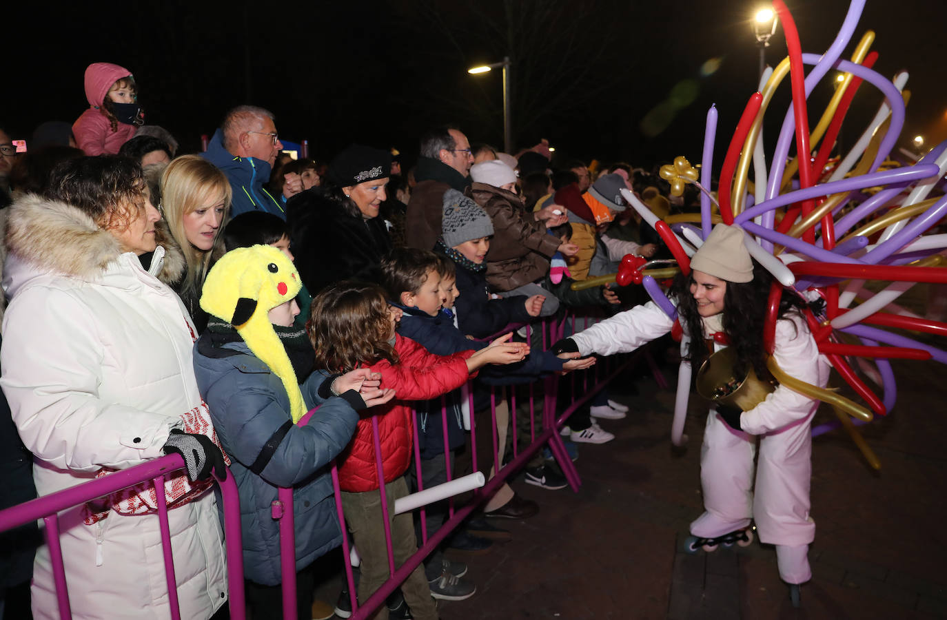 El desfile más multitudinario de la historia de la ciudad encandila a grandes y pequeños