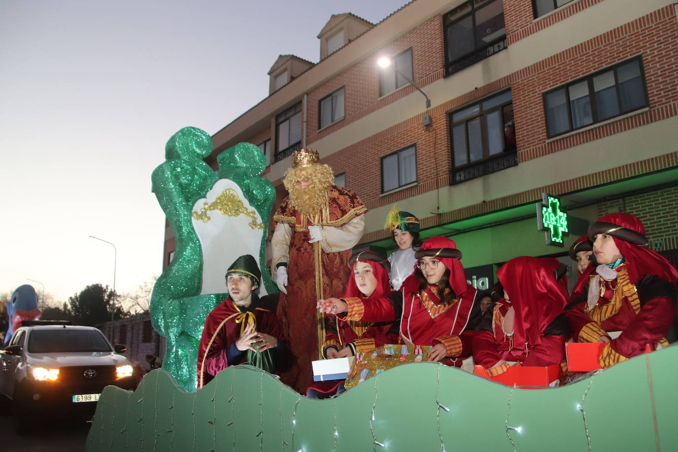 Baltasar, Gaspar y Melchor llegan a uno de los belenes vivientes en su recorrido de este jueves por Cuéllar