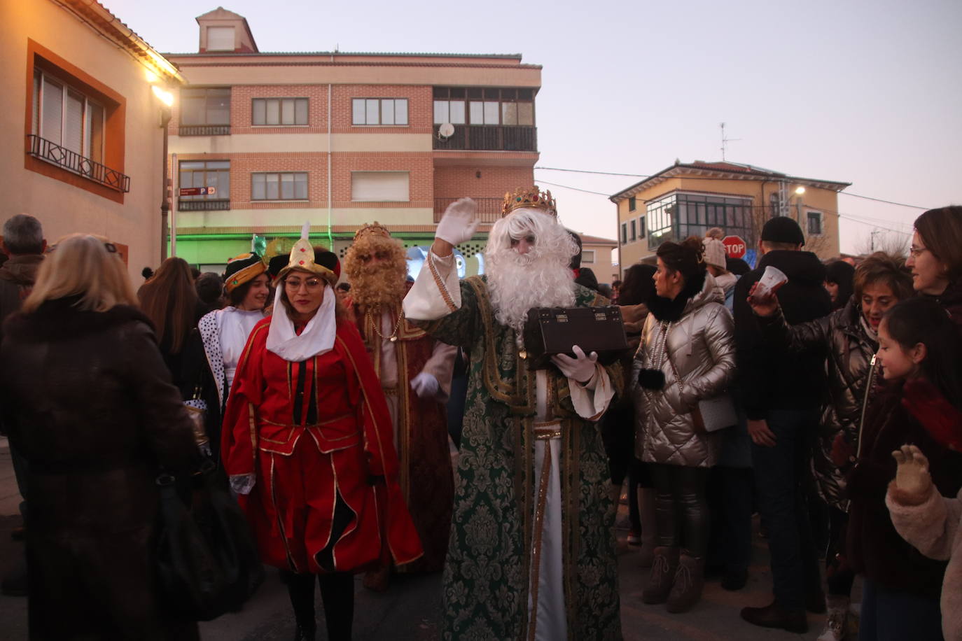 Baltasar, Gaspar y Melchor llegan a uno de los belenes vivientes en su recorrido de este jueves por Cuéllar