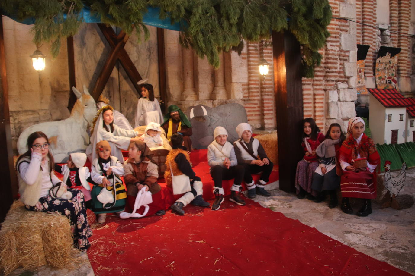 Baltasar, Gaspar y Melchor llegan a uno de los belenes vivientes en su recorrido de este jueves por Cuéllar