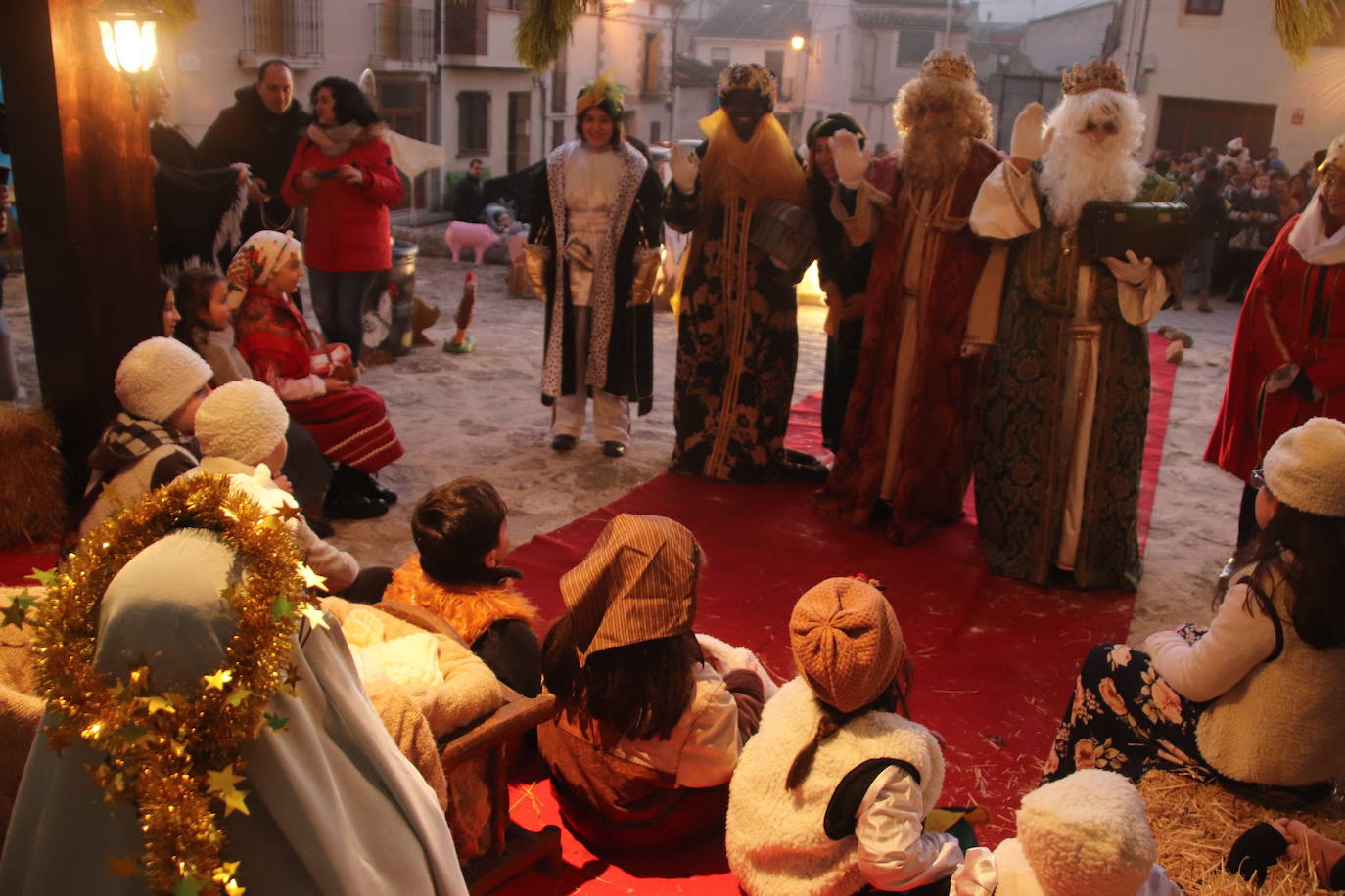 Baltasar, Gaspar y Melchor llegan a uno de los belenes vivientes en su recorrido de este jueves por Cuéllar