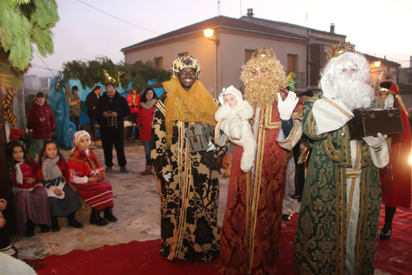 Baltasar, Gaspar y Melchor llegan a uno de los belenes vivientes en su recorrido de este jueves por Cuéllar